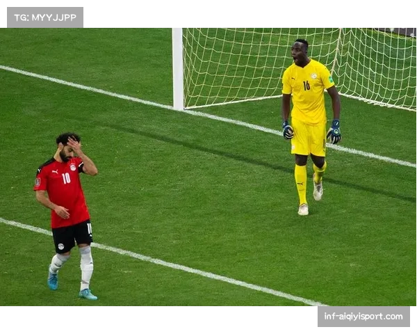 特写：洛里昂老将勒费埃打入绝杀点球后，看台上哭泣的儿子